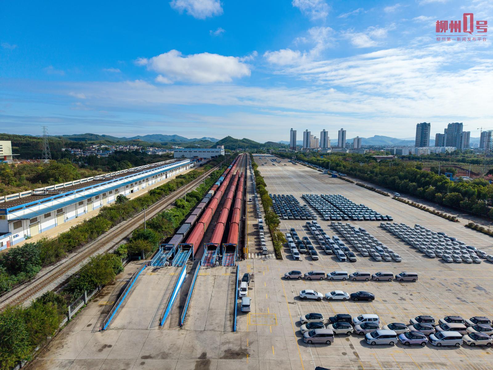 即将运往各地的新能源汽车。资料图