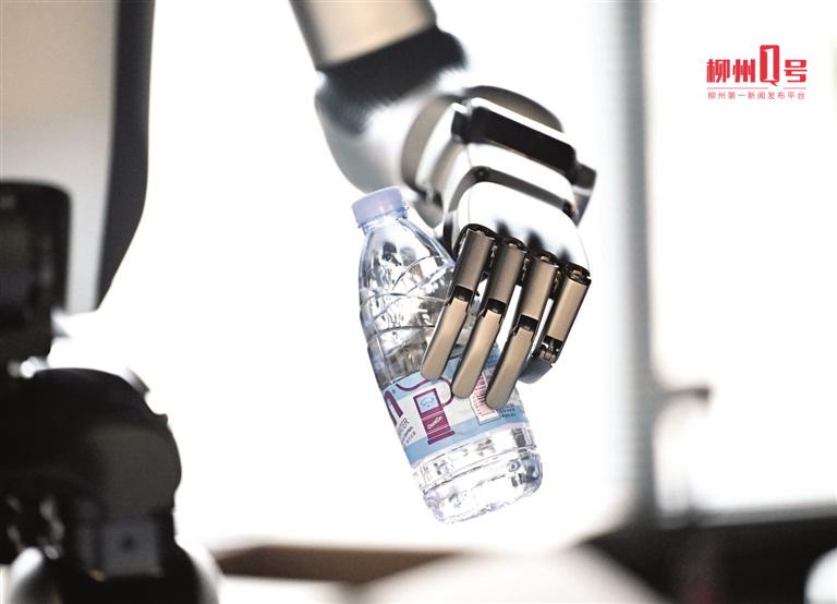 在广西具身智能数据采集及测试中心,工业人形机器人反复练习精准抓取。资料图