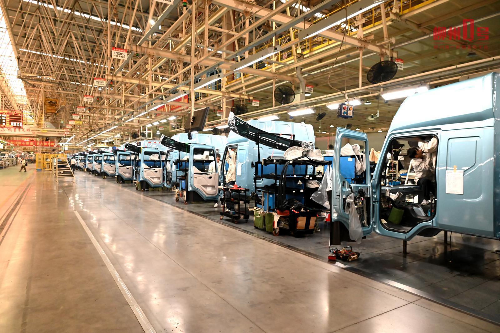 东风柳汽商用车智能制造工厂生产线。(全媒体记者 荣瑶 摄)